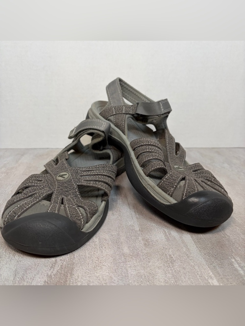 KEEN Rose Women's Sandals Size 8 Closed Toe Water Hiking Outdoor Black Gray